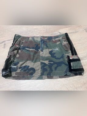 Y2K Ecko Red Camo mini Skirt with Pockets. In great condition. Hella cute!!